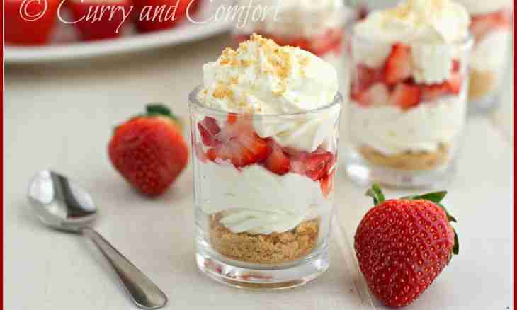 Simple recipes of desserts from strawberry